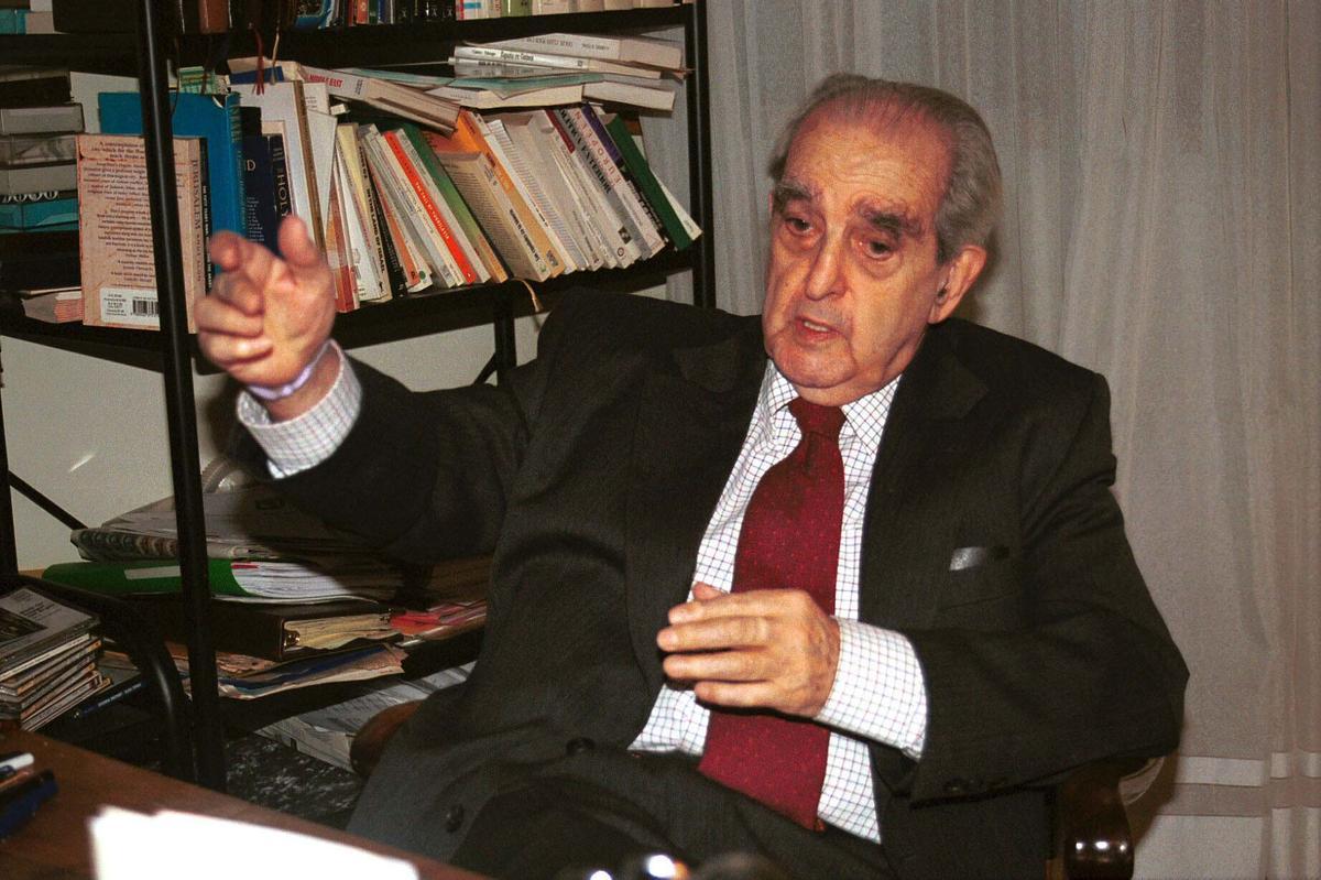 Fernando Morán, en su despacho