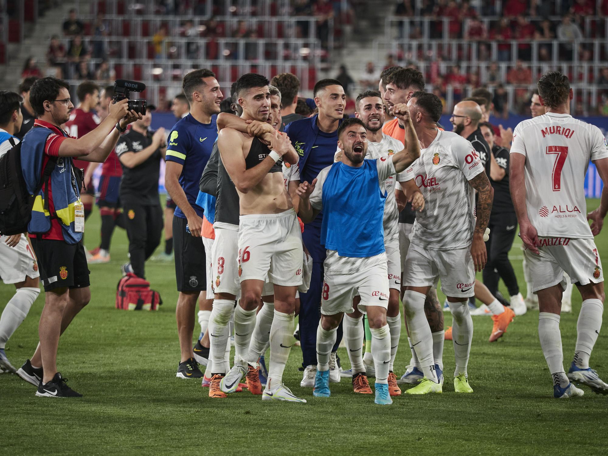 Osasuna-RCD Mallorca: Las fotos de la alegría desatada de los jugadores del Mallorca al conseguir la permanencia