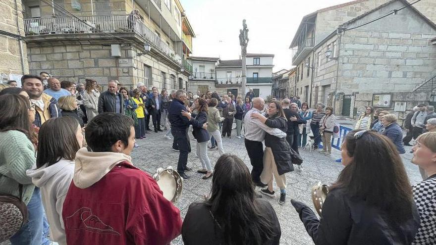 Seixalbo homenajea los orígenes y la labor del grupo de baile Castro Floxo