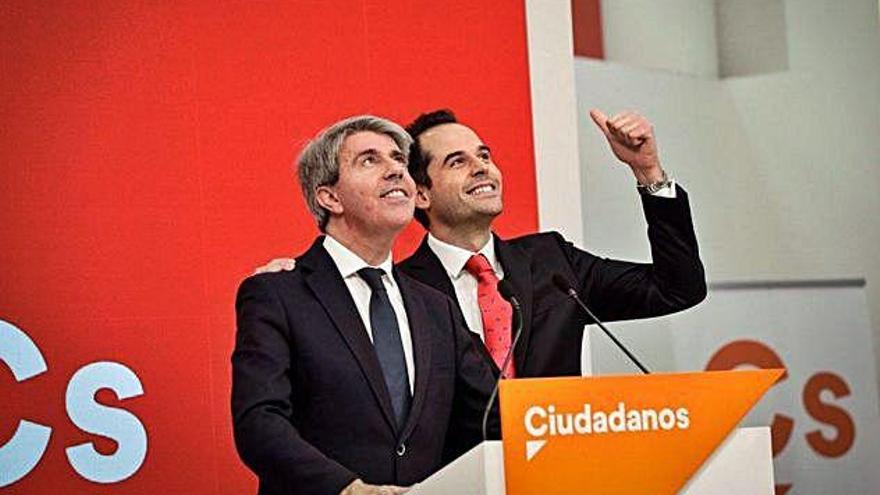 El expresidente de la Comunidad de Madrid, Ángel Garrido (izquierda), posa junto al candidato de Ciudadanos Juan Aguado, tras anunciar ayer su abandono del PP.