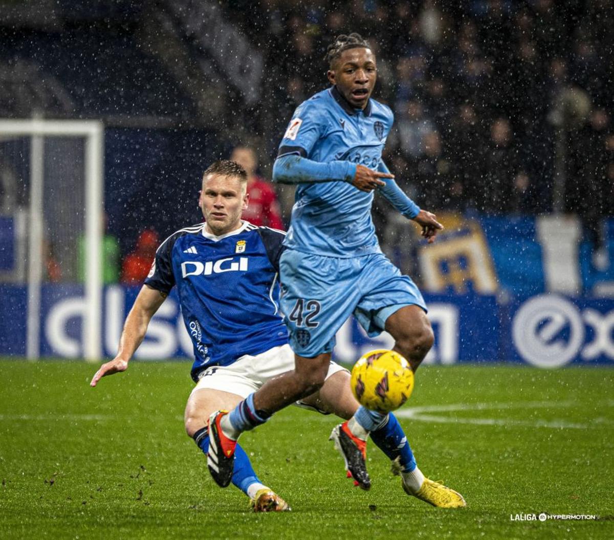 Buba Sangaré pelea un balón con Alemao, durante su primera titularidad en Segunda.