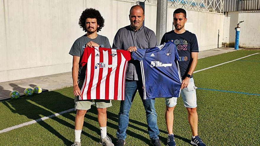 Pablo Badía, Fran Rosales y Pablo García entrenan al Alondras juvenil. | / S.A.