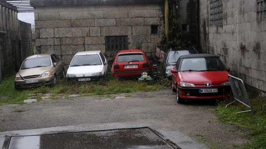 Coches en el depósito municipal de Cambados. // Noé Parga