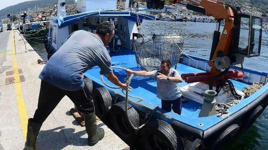 Bateeiros de Bueu amarrando al muelle. // Gonzalo Núñez