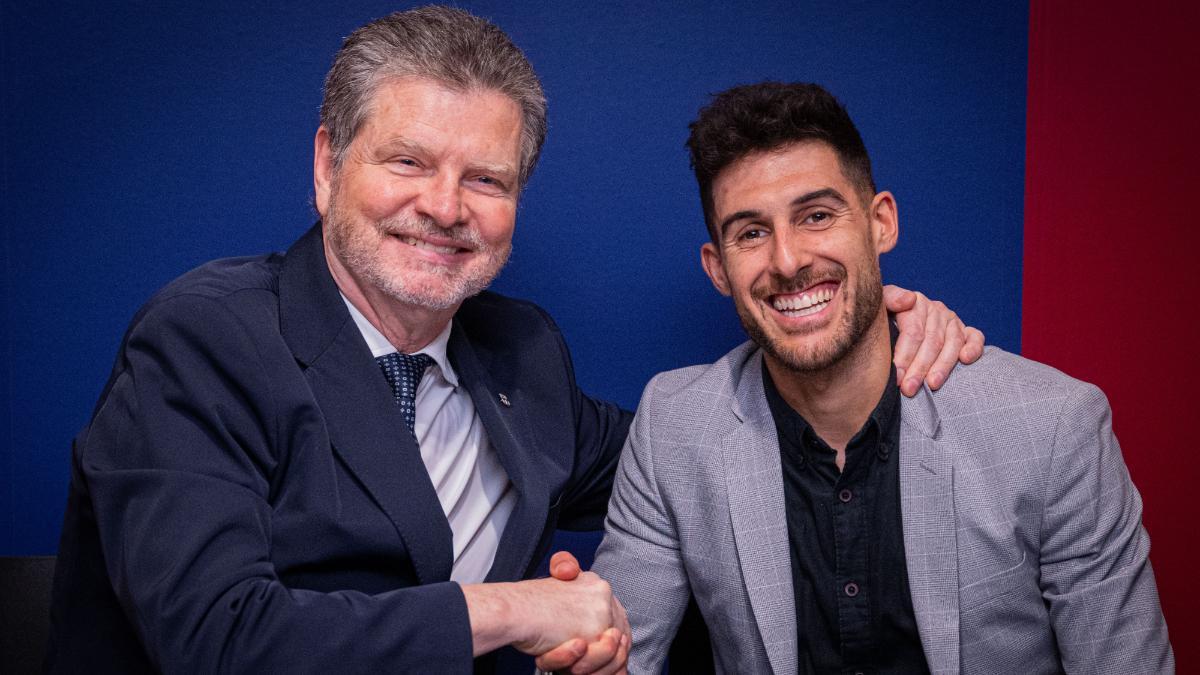 Adolfo Fernández, con el directivo Joan Solé