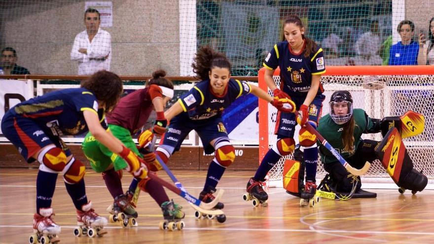 La selección española de hockey patines femenina, ante Portugal en el Europeo.