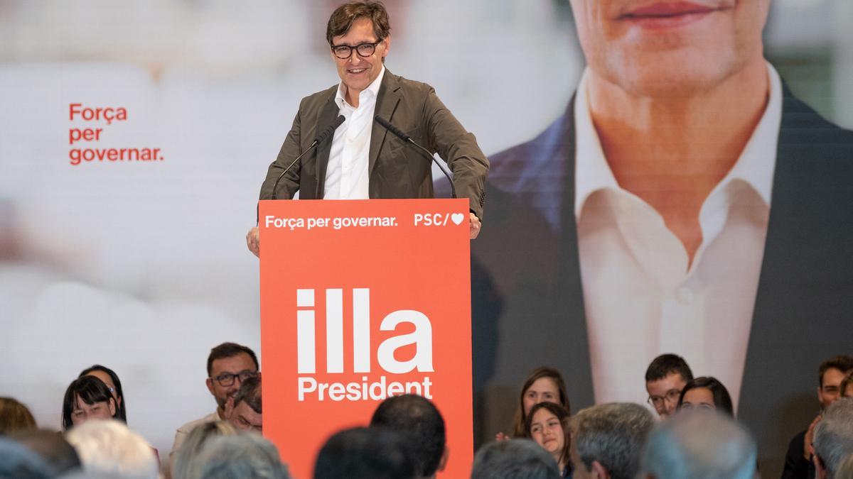 El candidato del PSC a las elecciones catalanas, Salvador Illa, interviene durante un acto de campaña electoral del PSC, a 26 de abril de 2024, en Lleida, Catalunya (España).