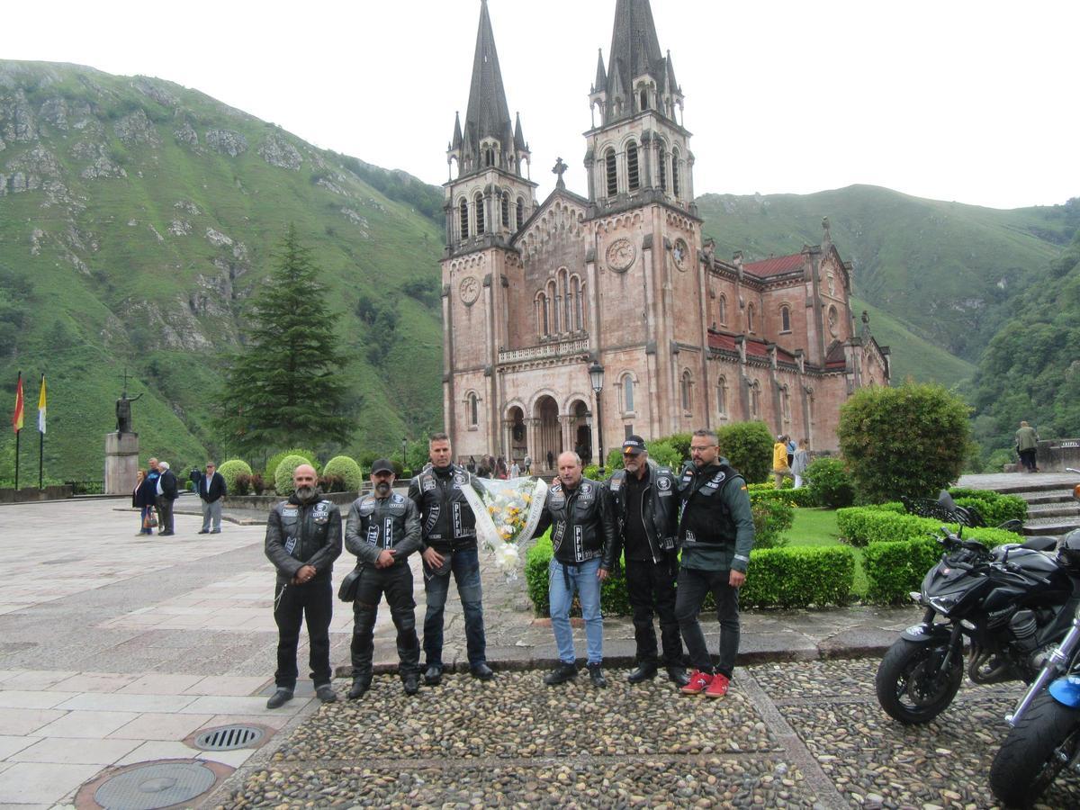 Un grupo de moteros en la explanada de la basílica de Covadonga.