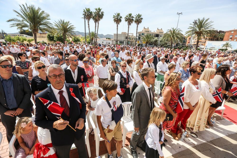 Los residentes visten trajes regionales y participan masivamente en un pasacalle y los parlamentos para conmemorar la festividad