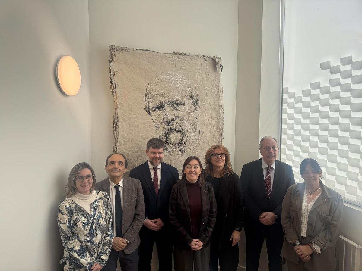 La 'consellera' Paneque, en el centro, flanqueada, entre otros, por los ingenieros Calvet y Carrillo, y Laia Bonet y Josep Paré.