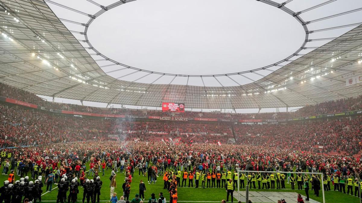 La afició del Leverkusen saltó al campo antes incluso del pitido final