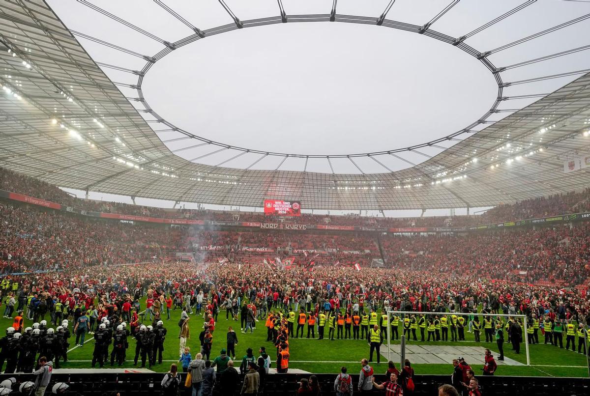 La afició del Leverkusen saltó al campo antes incluso del pitido final