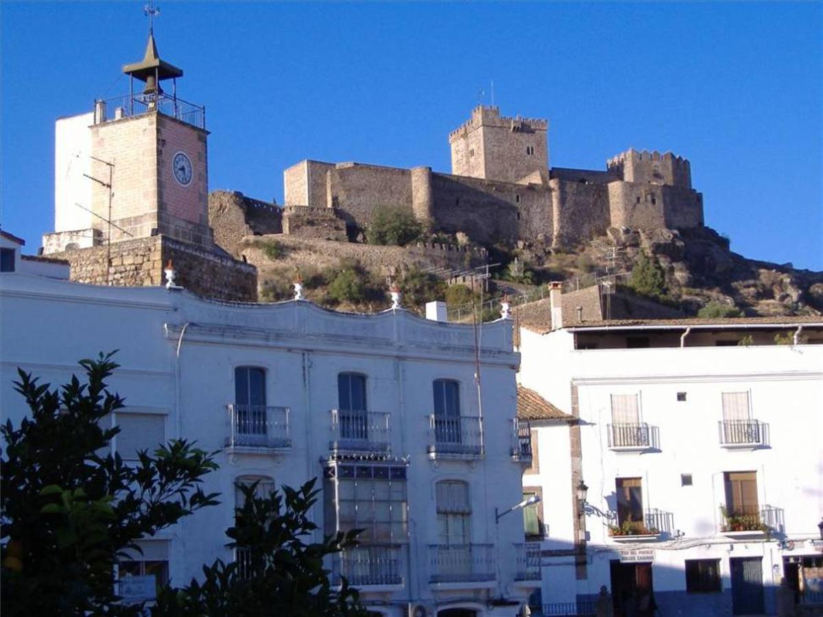 El Castillo de Luna sobre el municipio.