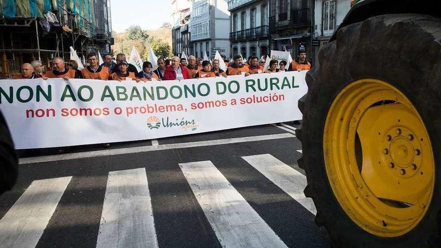 Manifestación de Unións Agrarias, ayer, en el centro de Santiago. // Óscar Corral