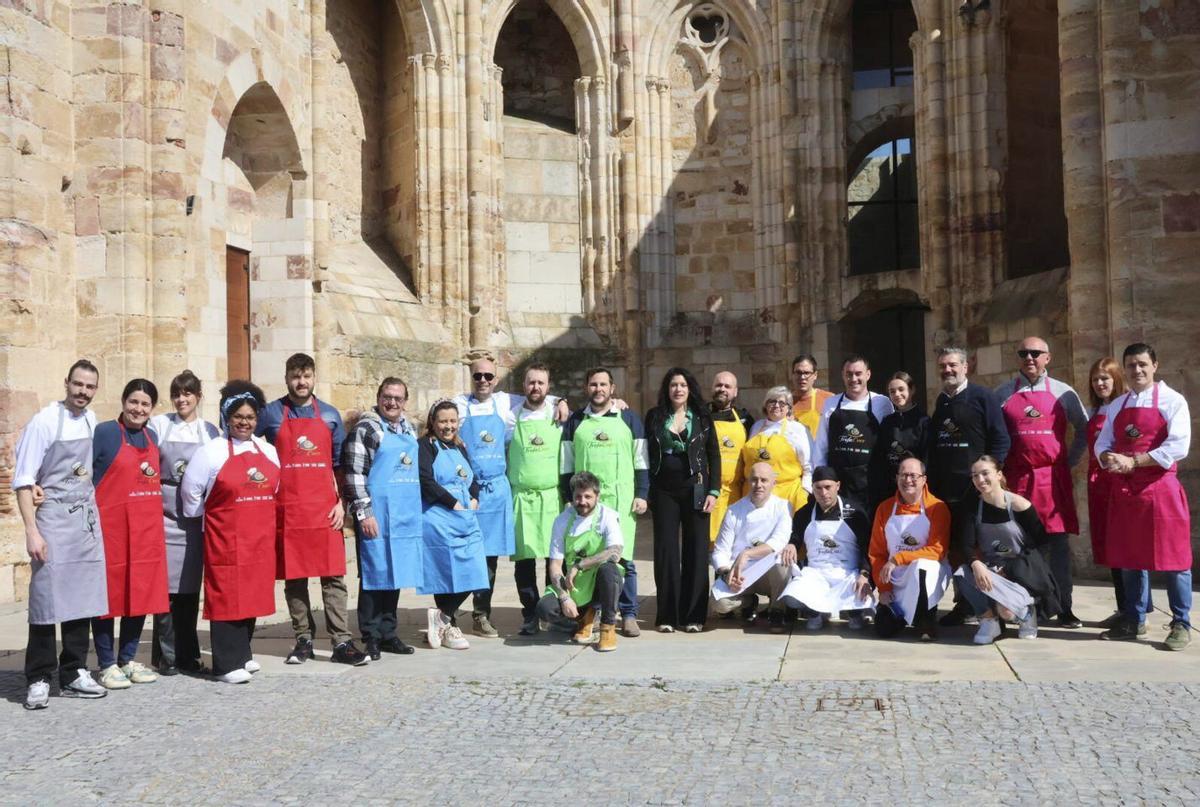 Arriba, desde la izquierda: los cocineros en acción, un grupo descubre sus alimentos y el cocinero Álvaro Urueña. A la izquierda, todos los participantes. Sobre estas líneas, los comensales esperando las tapas elaboradas con trufa. | VÍCTOR GARRIDO
