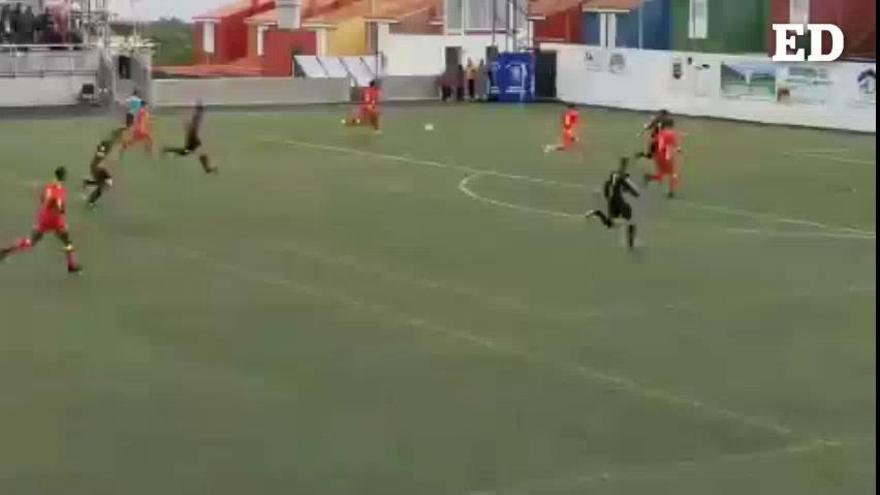 Partido en Tenerife: Un jugador de la UD Las Palmas C impacta contra un muro durante el encuentro con el Tacoronte