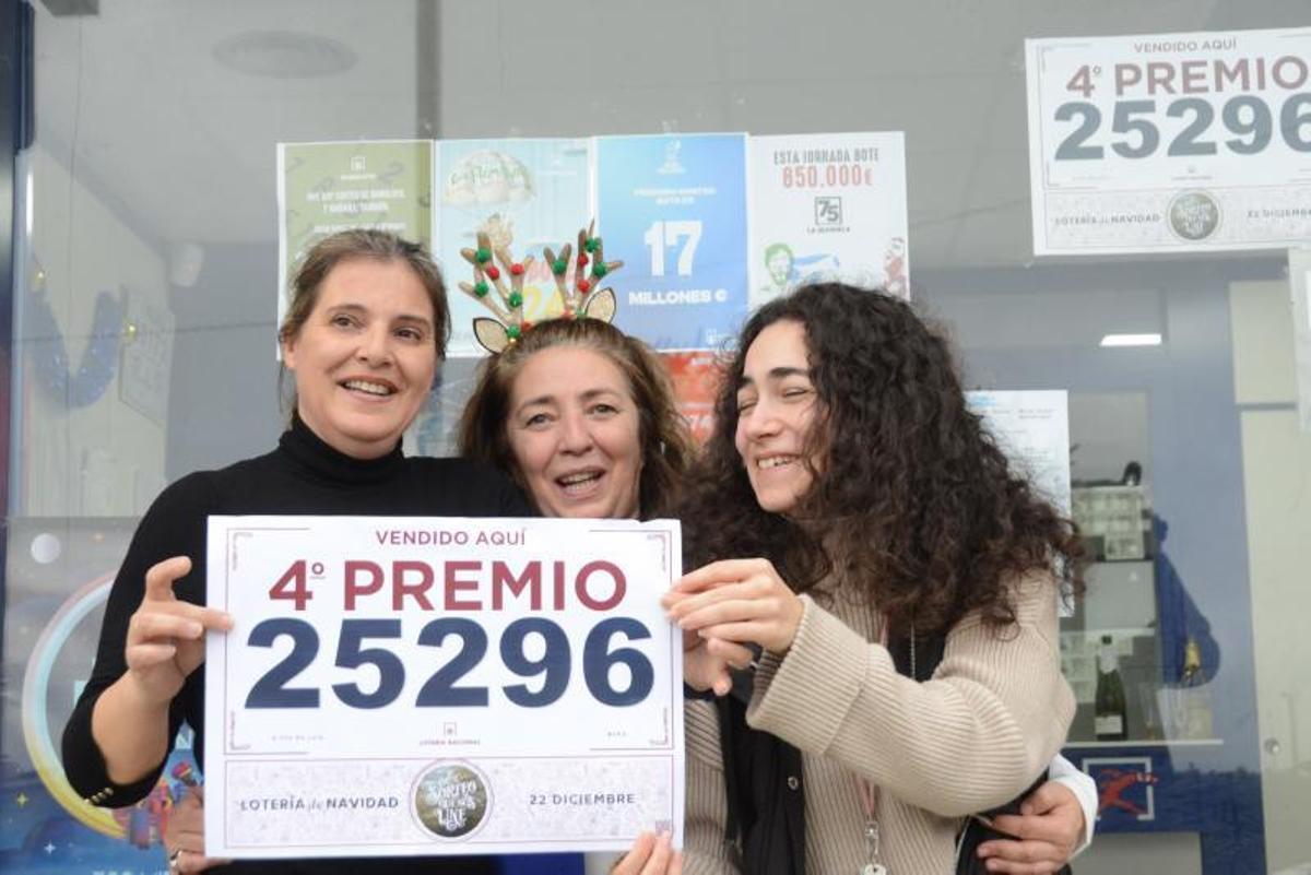 Julia González, Olga Gómez y Sheila Souto con el cartel del 25.296.   | //  GONZALO NÚÑEZ