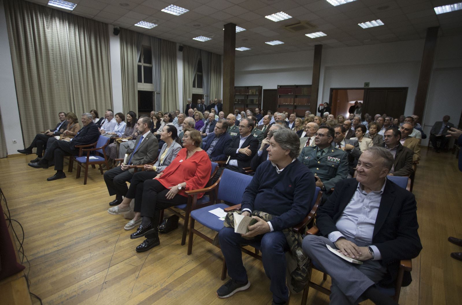 El teniente general Fernando Santafé presenta en València su poemario sobre la Guardia Civil