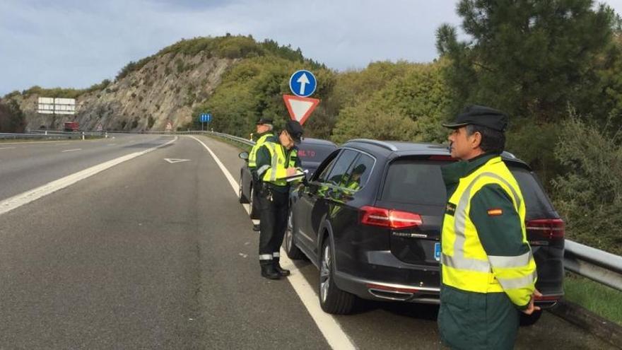 El Passat en el que circulaba el hombre, orillado en la A-52. // GCT