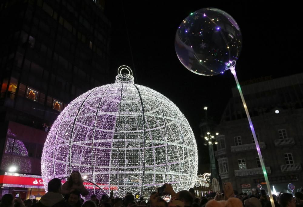 Ya es Navidad en Vigo: 10 milllones de luces para marcar una historia. // A. Villar | J. Lores | J. Álvarez | C. Delgado | M. Romero