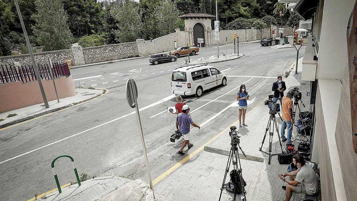 Numerosos medios, durante el día de ayer, esperando algún movimiento de doña Sofía en la inmediaciones de Marivent.