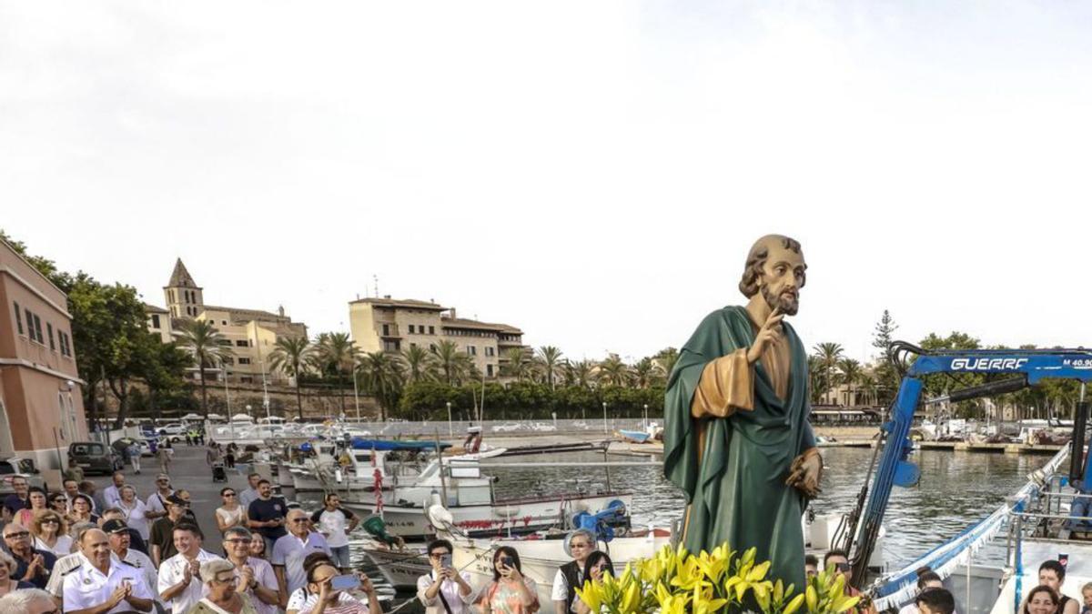 La imagen de Sant Pere realizó la procesión marítima a bordo de la barca de bou ‘Llevant’.