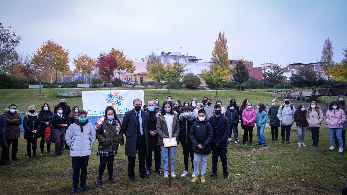 Gragera y Coslado junto a un grupo de estudiantes junto a la placa.