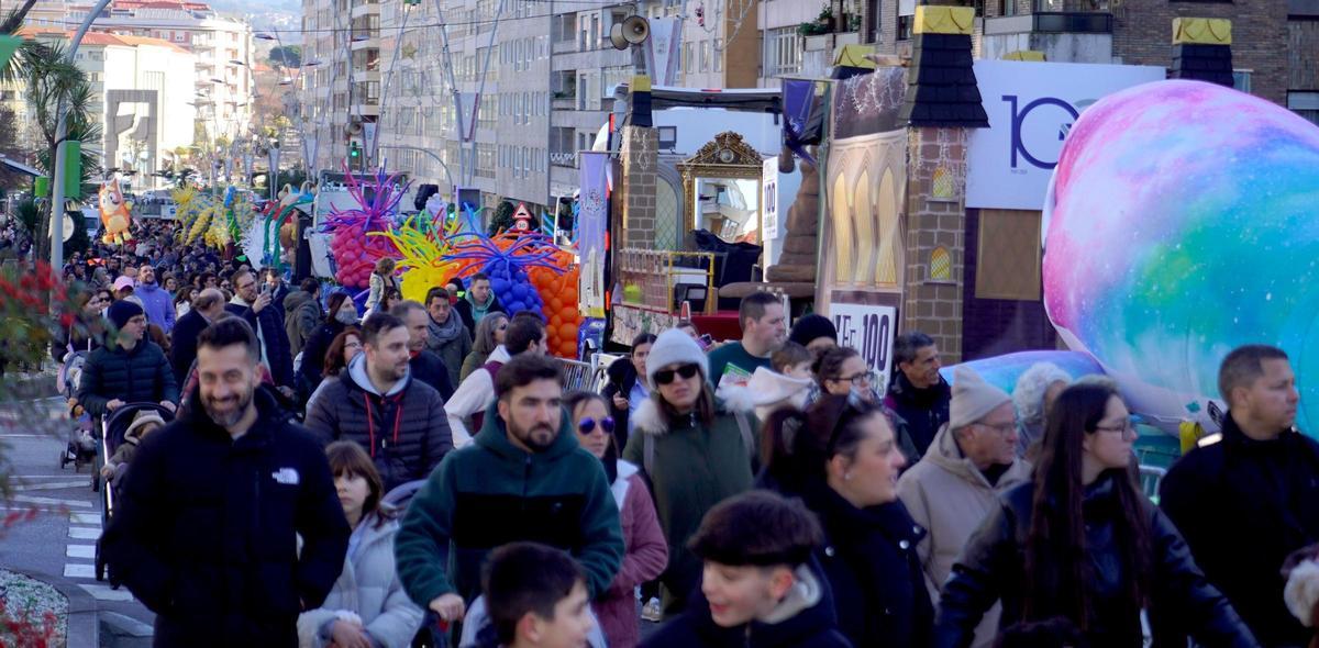 Mucho colorido y más caramelos en la Cabalgata de los Reyes Magos en Vigo
