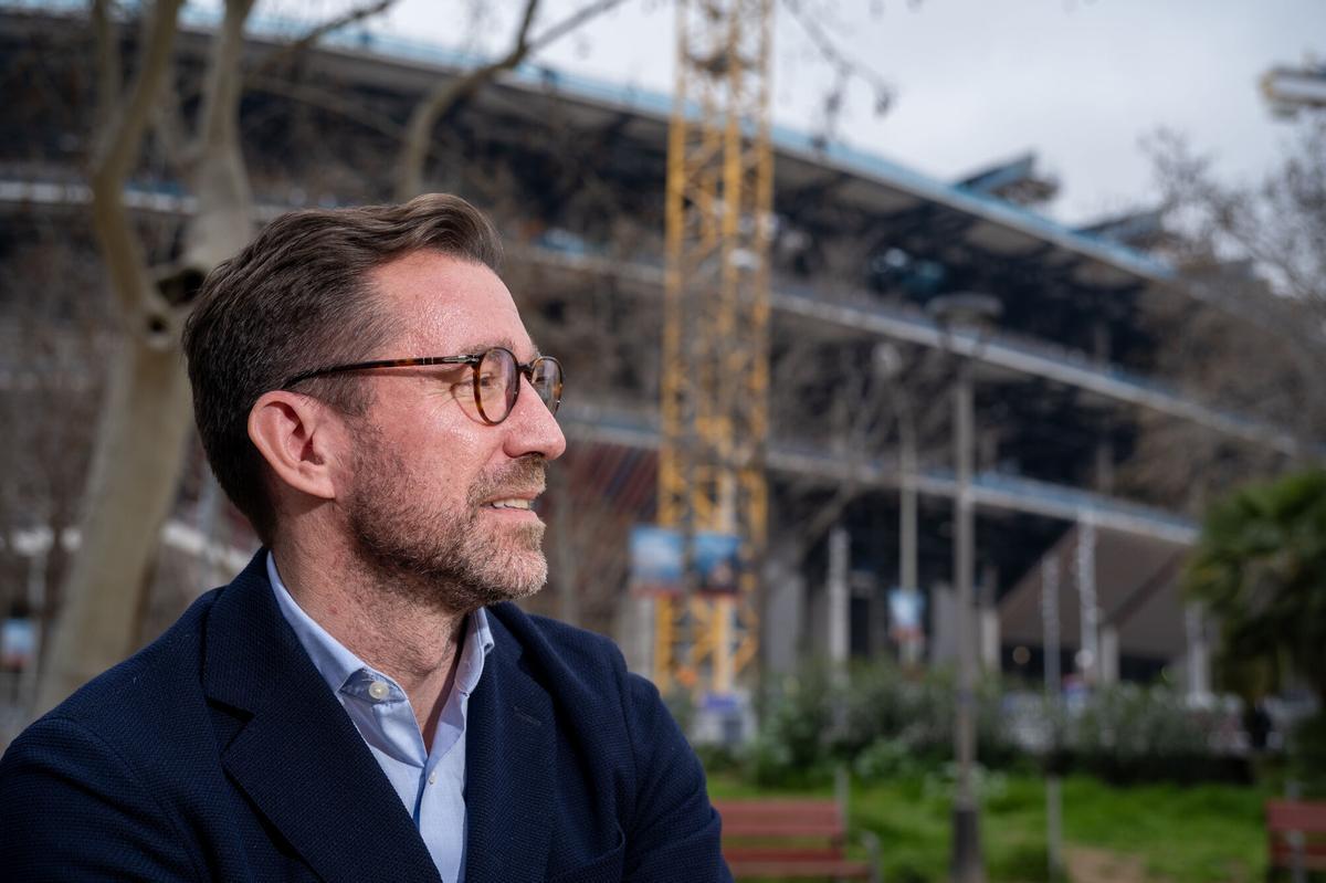 Barcelona 25.02.2026 Deportes El precandidato para las elecciones a la presidencia del FC Barcelona, Marc Ciria, fotografiado en los alrededores de su sede electoral junto al Camp Nou todavía en obras, tras la entrevista. Fotografía de Jordi Cotrina