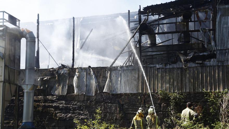 Una chispa en el área de barnizado provoca un incendio en una nave de Las 5 Jotas