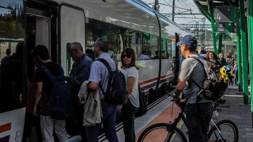 La estación de tren de Vilagarcía mueve más de medio millón de pasajeros al año. // Iñaki Abella