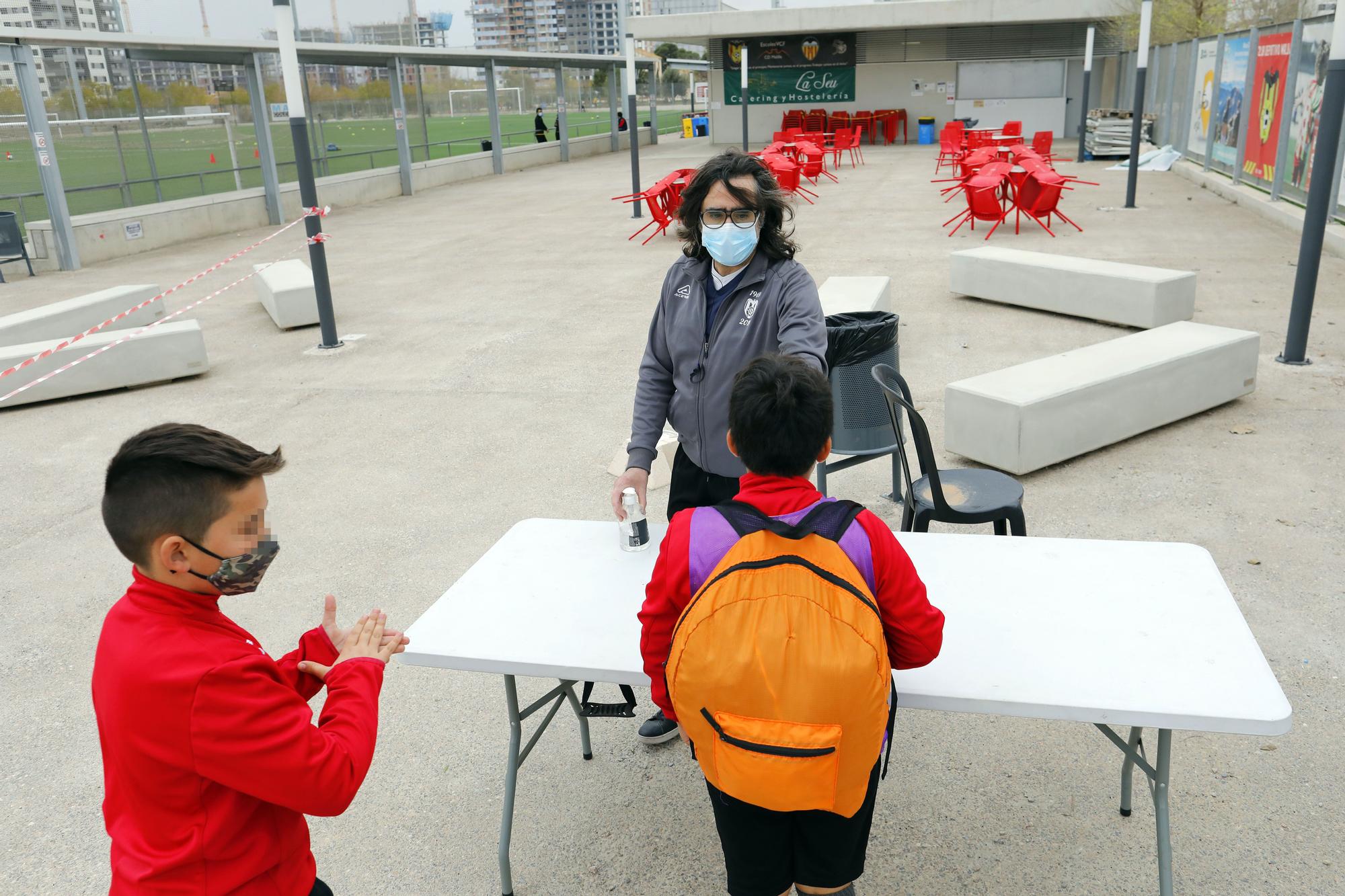 Los niños vuelven a entrenar después de las restricciones