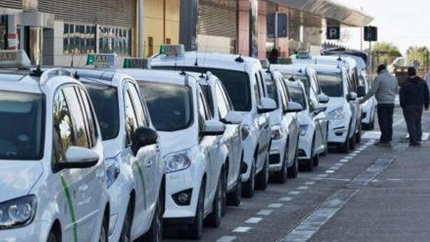 Un grupo de taxis en la parada del aeropuerto.