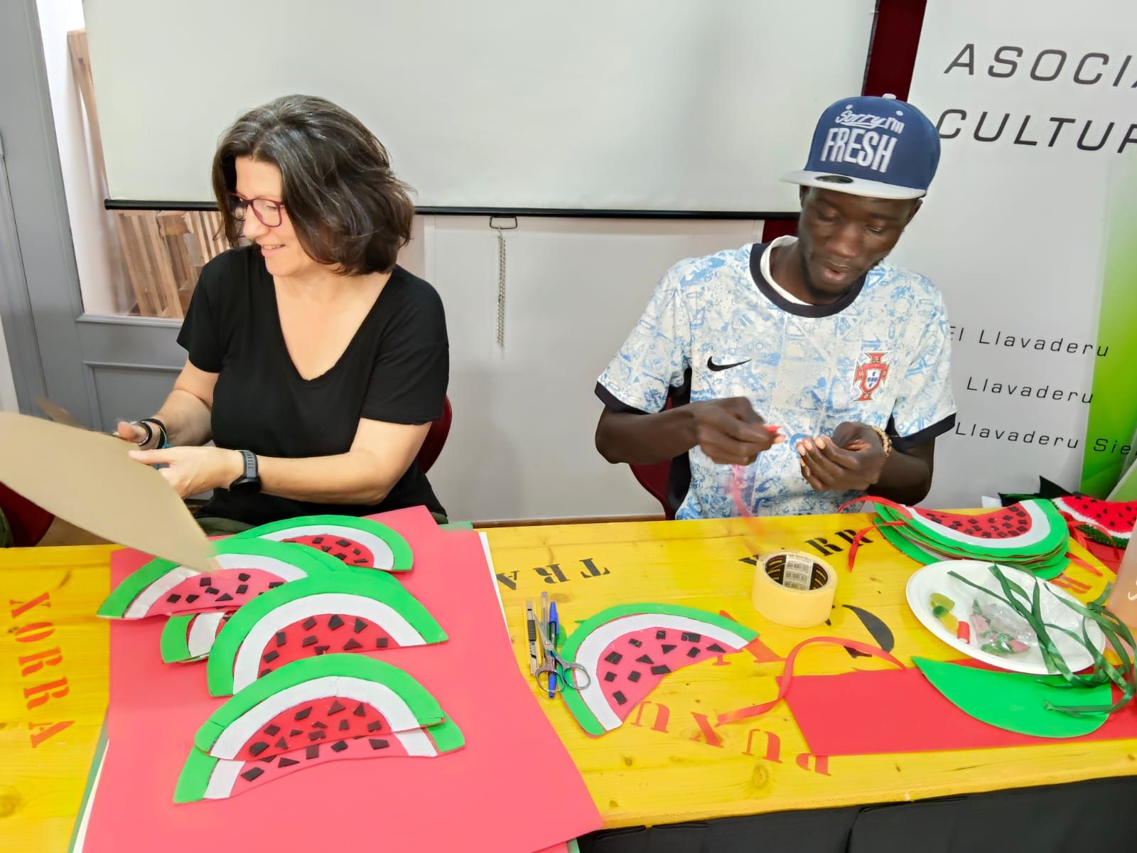 EN IMÁGENES: Elaboración de sandías en Asturias en defensa de Palestina