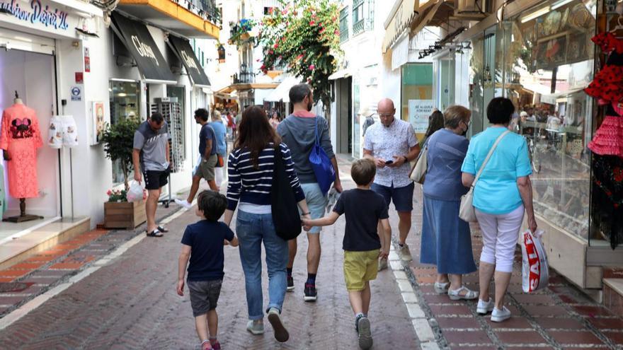 Turistas visitan el Casco Antiguo de Marbella durante el pasado verano.