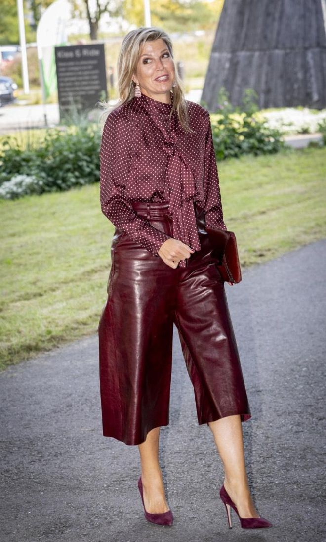 Con pantalones culotte burdeos
