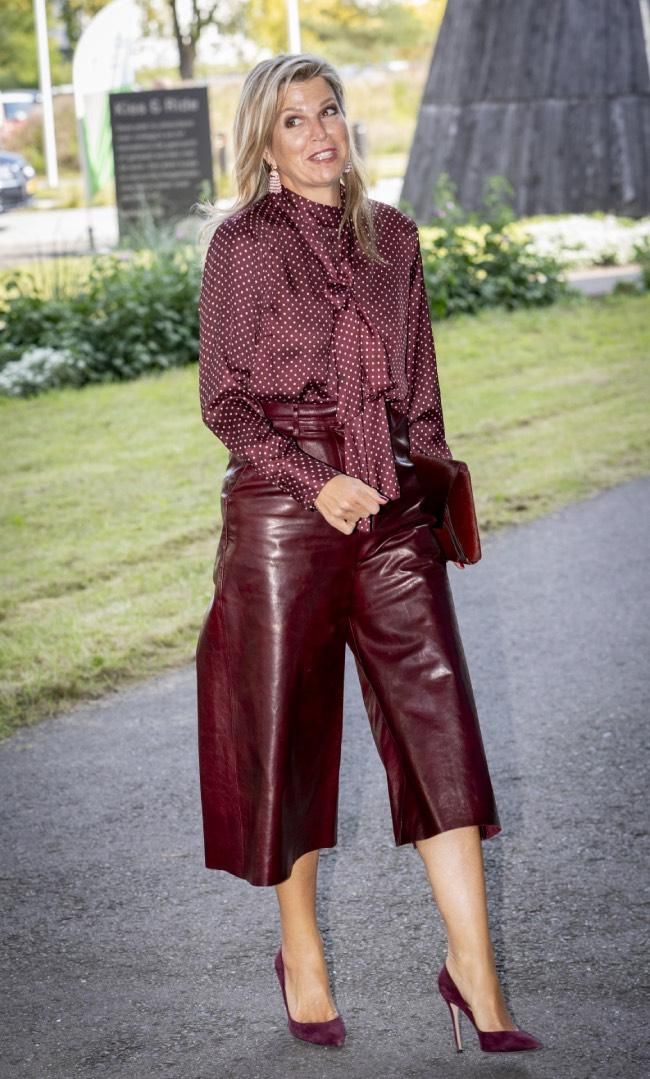 Con pantalones culotte burdeos