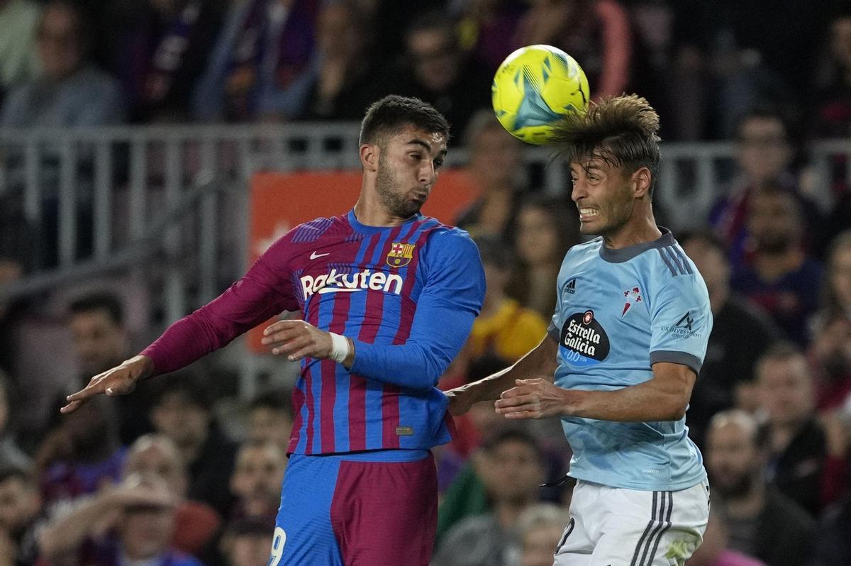 BARCELONA, 10/05/2022.- El delantero del FC Barcelona Ferrán Torres (i) salta a por un balón con Kevin Vázquez, del Celta, durante el partido de Liga en Primera División ante el Celta que se disputa hoy martes en el Camp Nou, en Barcelona. EFE/Alejandro García