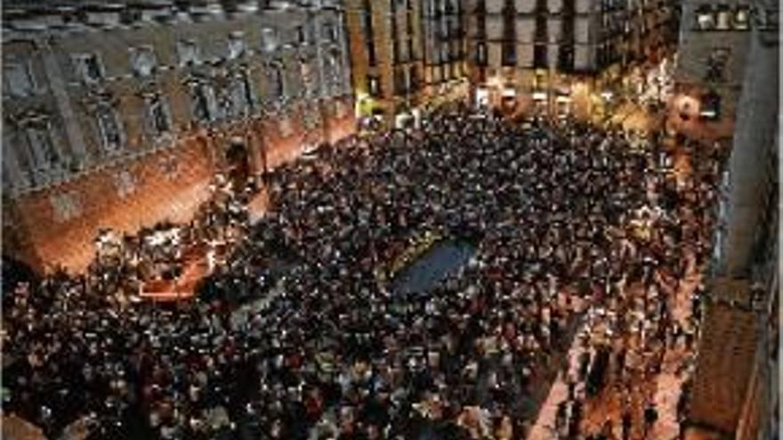 Ahir al vespre, la plaça de Sant Jaume de Barcelona es va omplir