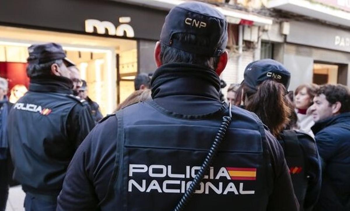Agentes de Policía Nacional en Almendralejo en una imagen de archivo.