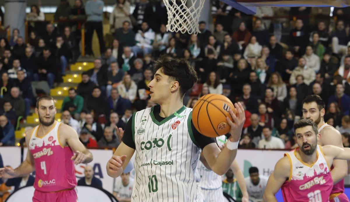 Gonzalo Orozco controla el balón durante un encuentro.