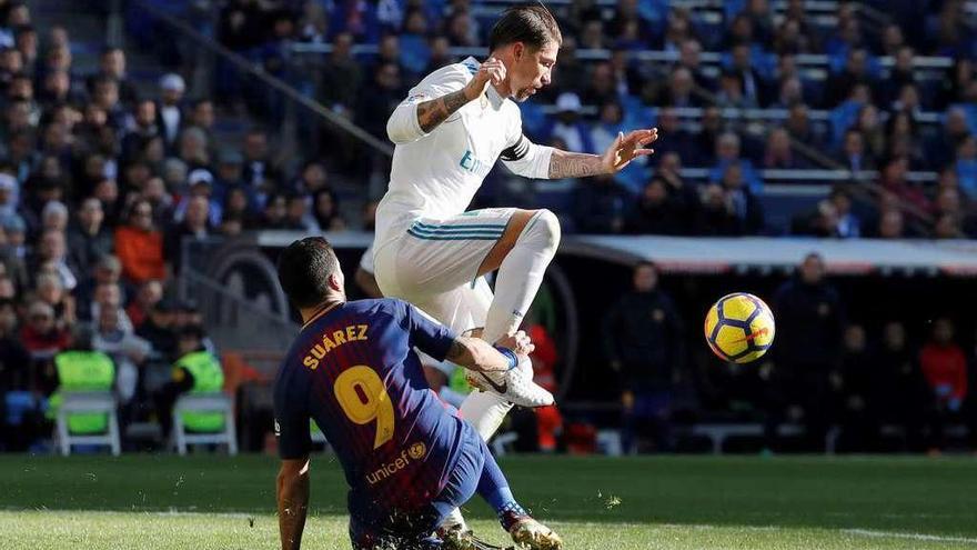 Sergio Ramos evita una entrada de Luis Suárez. // Juan Carlos Hidalgo