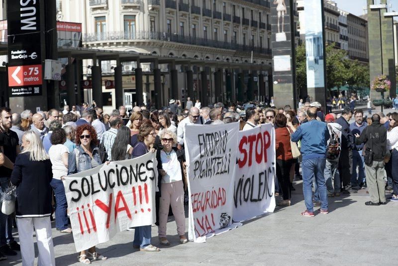 Concentración para protestar por la inseguridad en la calle Pignatelli