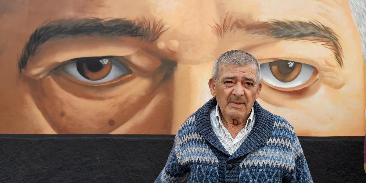 Chano Sánchez, junto a su mural dedicado en Agüimes.