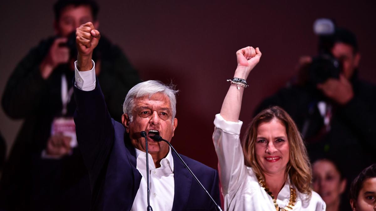 Andrés Manuel López Obrador y su esposa celebran la victoria en las presidenciales de México.