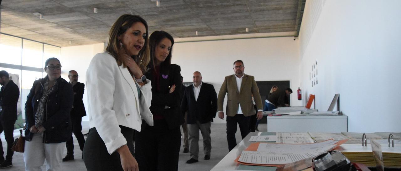 Altos cargos y autoridades en la inauguración del Archivo Regional de Extremadura.