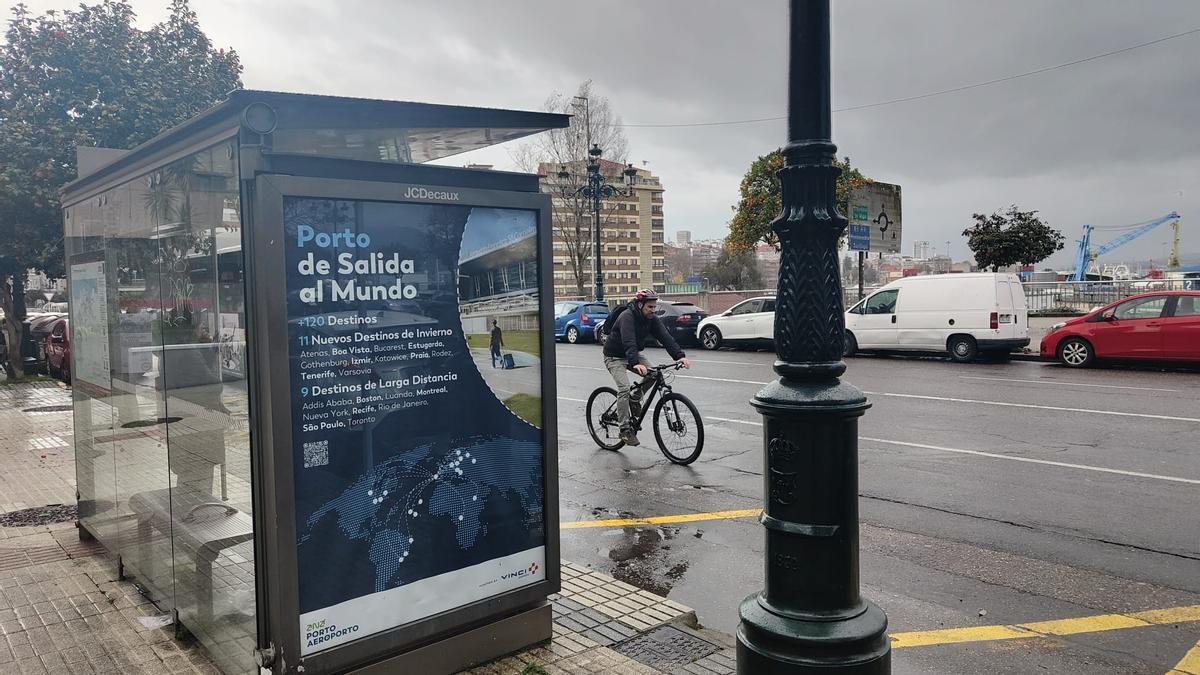 Marquesina con publicidad del aeropuerto de Oporto en García Barbón