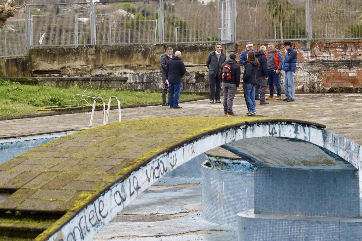 La visita de los técnicos a la piscina de la Laboral, en imágenes