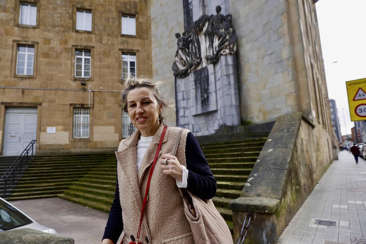 La polémica por el "Héroes del Simancas" de Gijón también está en la calle: partidarios y detractores entre quienes la ven a diario (en imágenes)