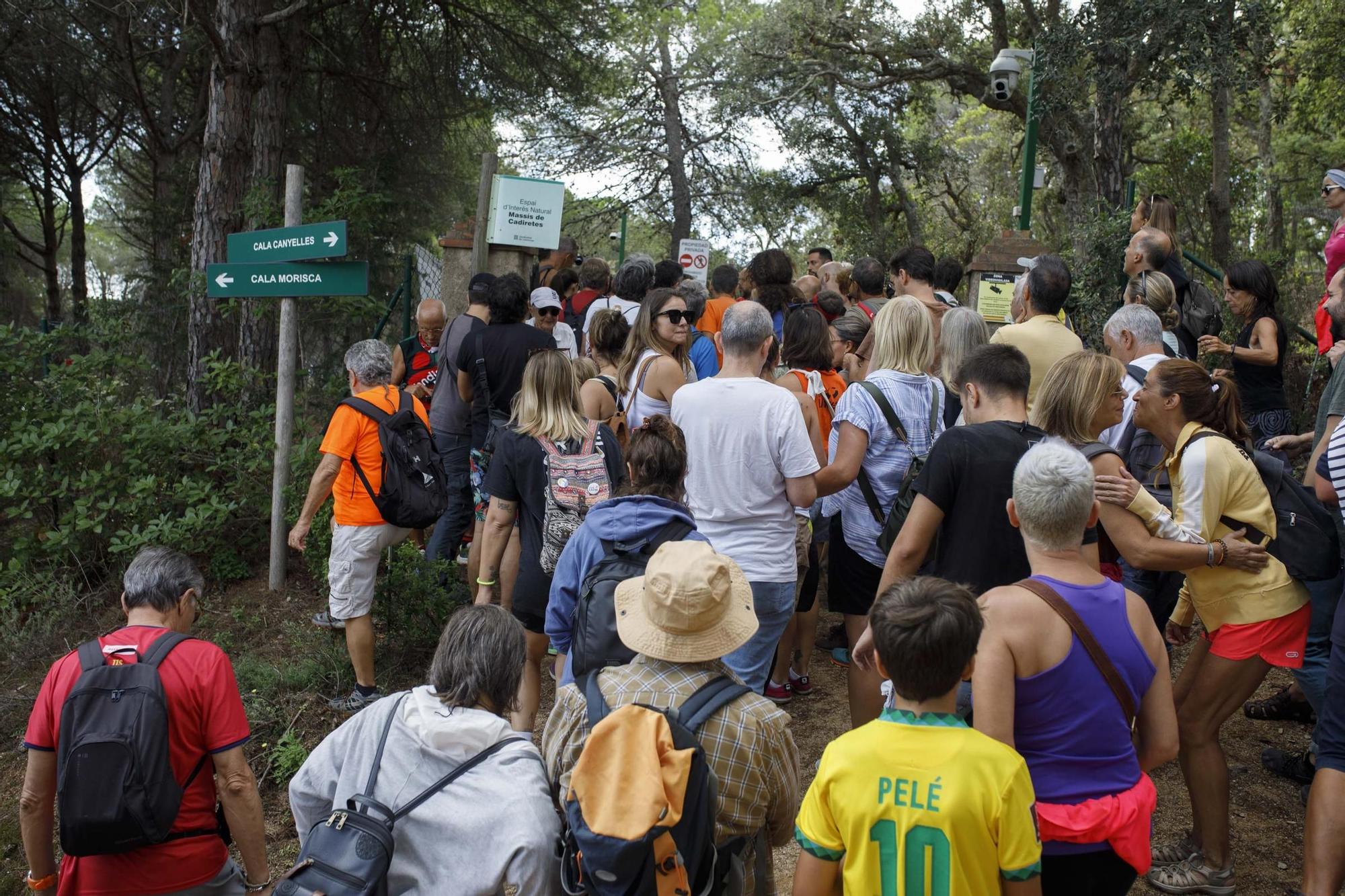 Els activistes han demanat la reobertura del camí de ronda al seu pas per Can Juncadella